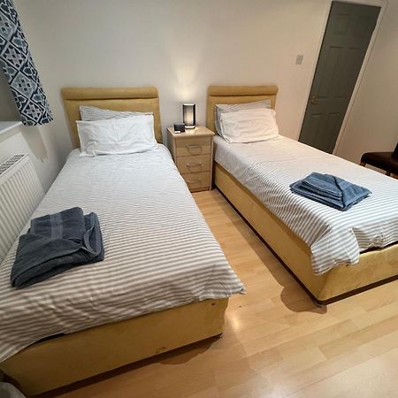 Twin Room At The Bungalow With Shared Shower Room كيترينج المظهر الخارجي الصورة