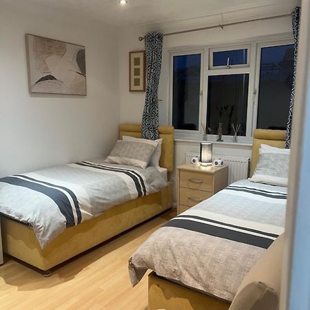 Twin Room At The Bungalow With Shared Shower Room كيترينج المظهر الخارجي الصورة