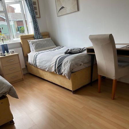 Twin Room At The Bungalow With Shared Shower Room كيترينج المظهر الخارجي الصورة