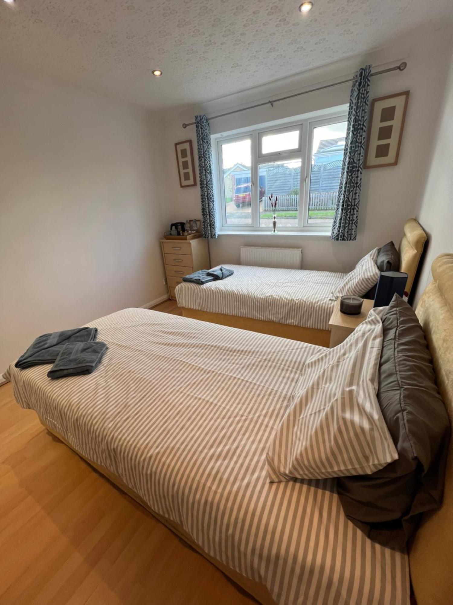 Twin Room At The Bungalow With Shared Shower Room كيترينج المظهر الخارجي الصورة