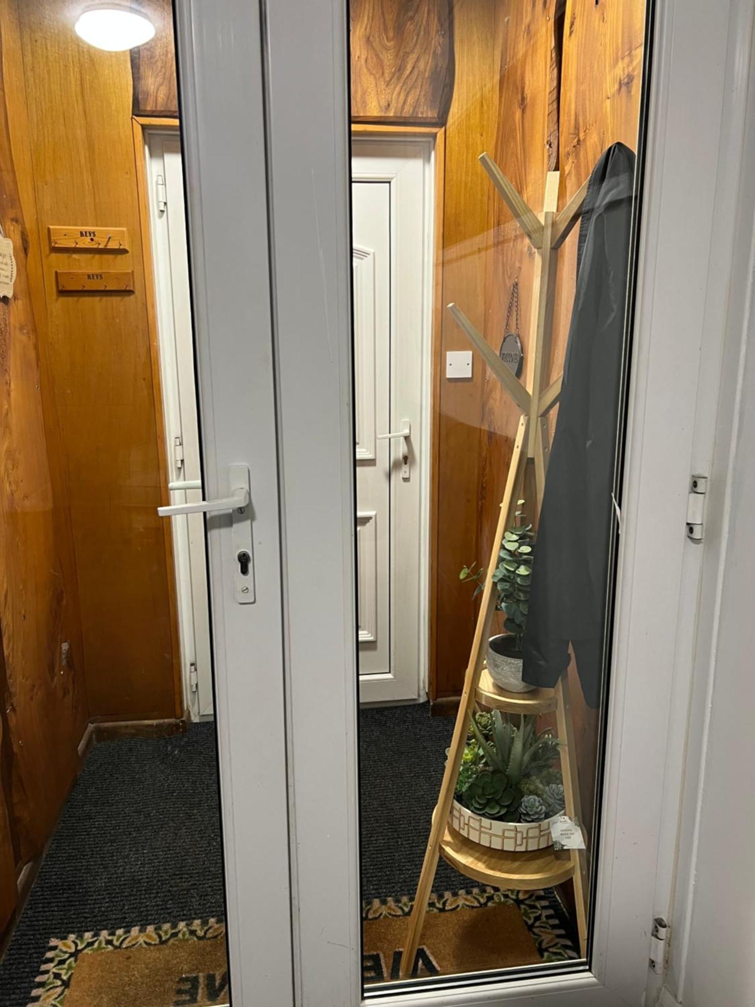 Twin Room At The Bungalow With Shared Shower Room كيترينج المظهر الخارجي الصورة