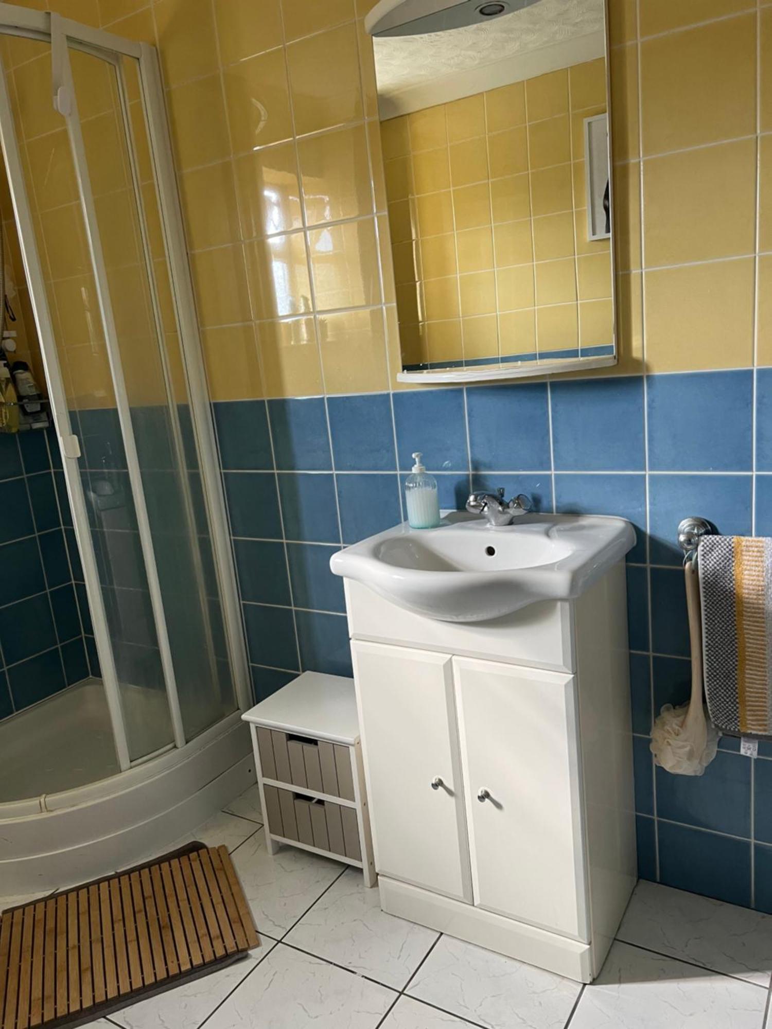 Twin Room At The Bungalow With Shared Shower Room كيترينج المظهر الخارجي الصورة