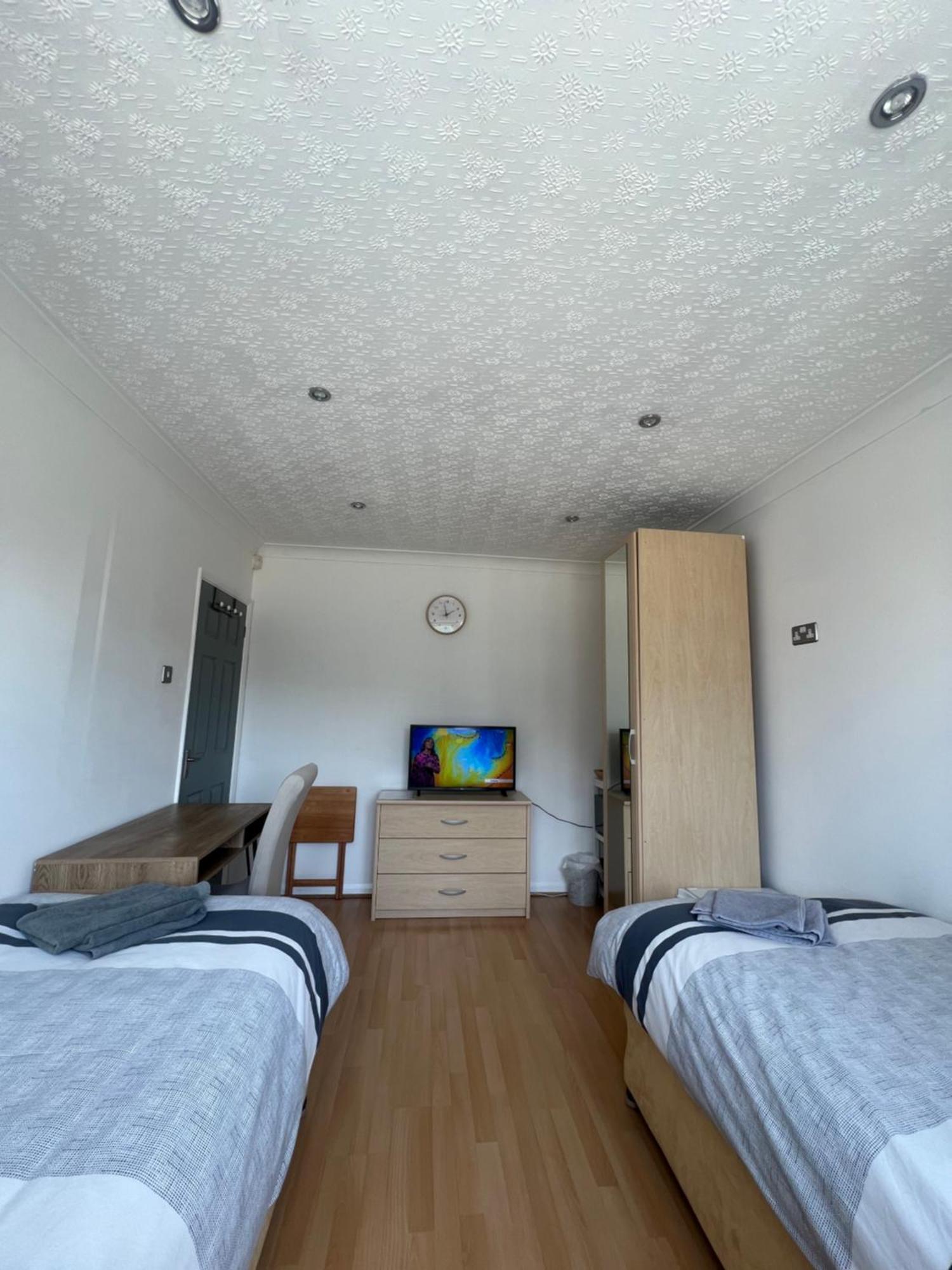 Twin Room At The Bungalow With Shared Shower Room كيترينج المظهر الخارجي الصورة
