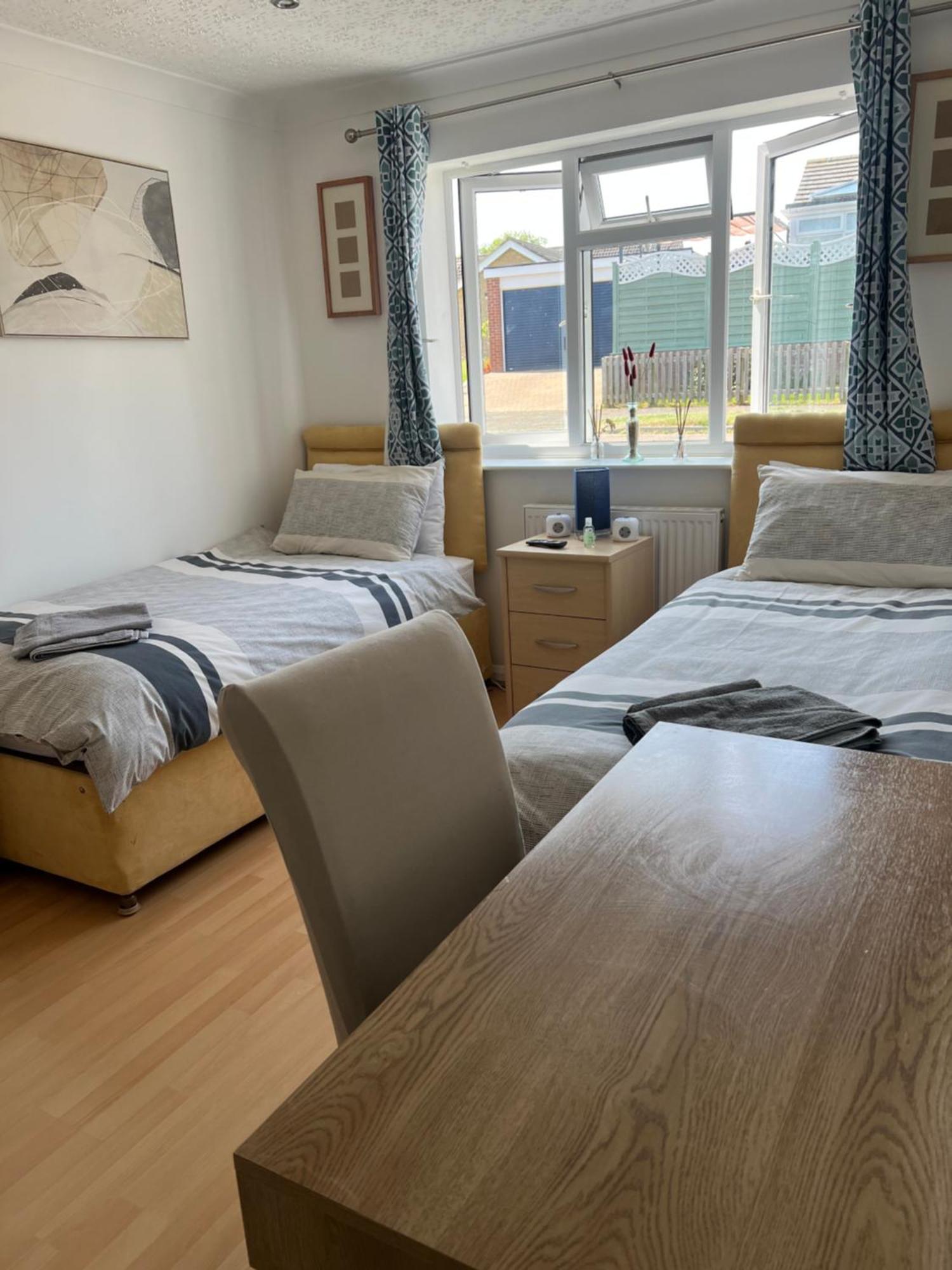 Twin Room At The Bungalow With Shared Shower Room كيترينج المظهر الخارجي الصورة